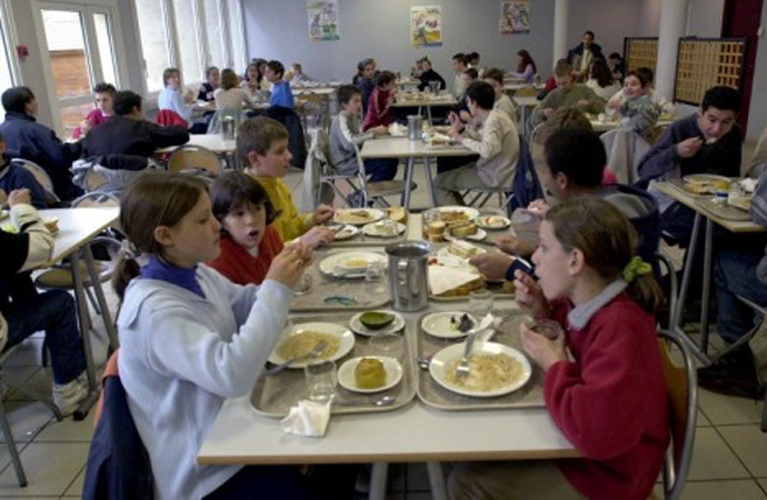 Fransa’da bir Belediye başkanı okul kantininde domuz eti menüsünü zorunlu kıldı