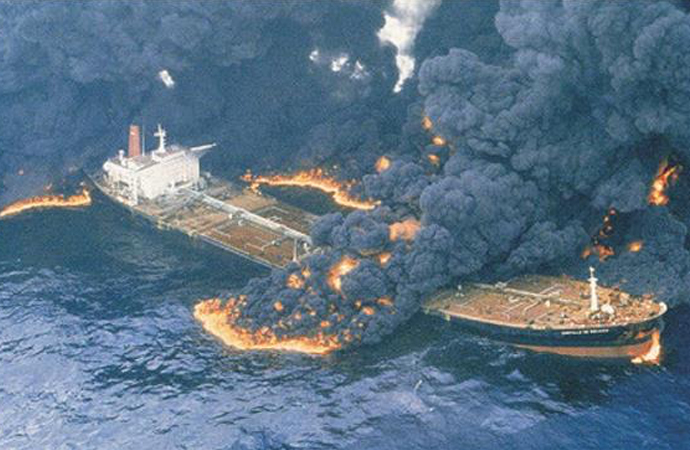 Çin açıklarında İran petrol gemisindeki yangın sürüyor