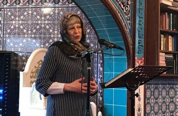 İngiltere Başbakanı May, cami ziyaretinde başörtülü