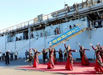 Amerikan savaş gemisi Oak Hill, Batum’da törenle karşılandı