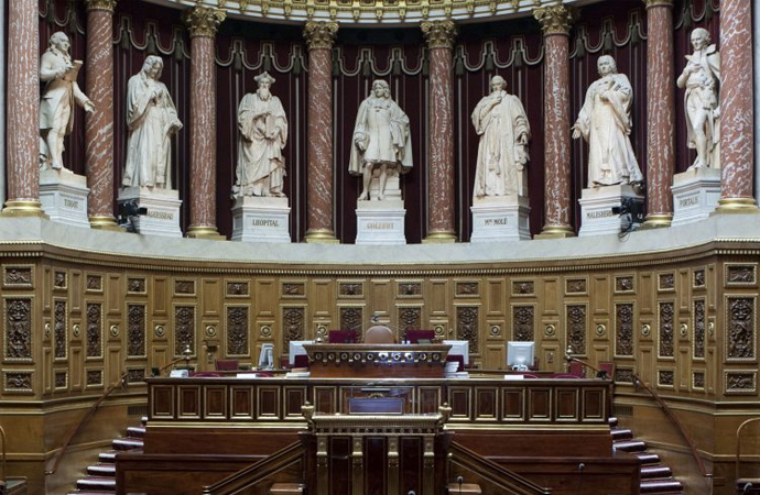 Şiddetle karşı çıkılan ‘Göç ve Sığınma Yasası’ Fransız meclisinden geçti