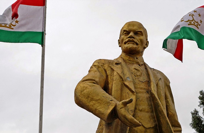 Tacikistan’da camilerden toplanan para ile Lenin heykeli restore edildi