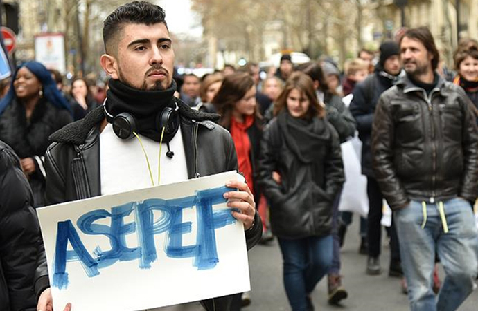Fransa’da eylemler Liselilerle devam ediyor