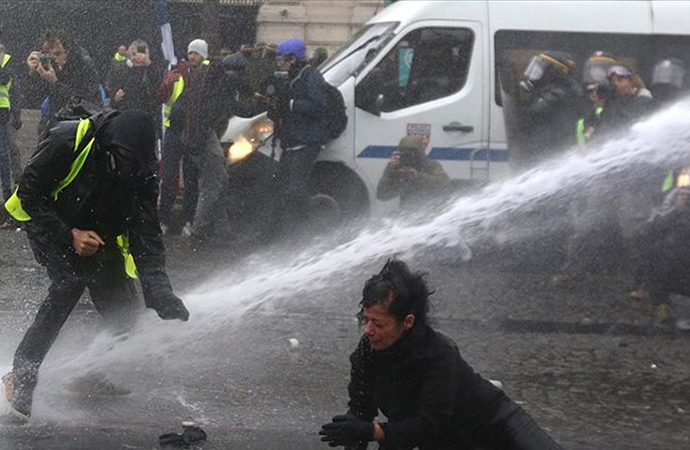 Fransız hükümetinden protestolar karşısında geri adım