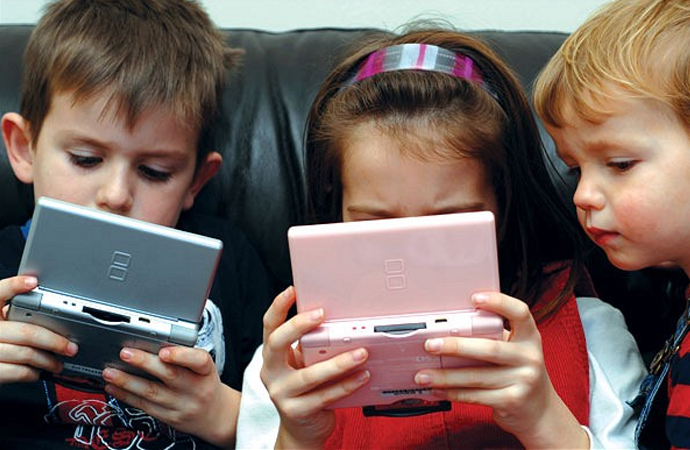 Çocuk, aile zamanı yerine niye tablet ya da telefonu seçsin?