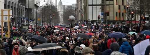 ‘Sarı yelekliler’e karşı ‘Kırmızı fularlılar’ gösteriye başladı