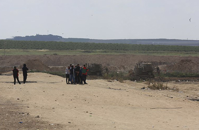 İşgalci İsrail güçleri Gazze’nin güneyine askeri iş araçları soktu