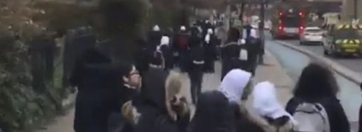 Londra’da Müslüman kız öğrencilere yönelik ırkçı video tepki çekti