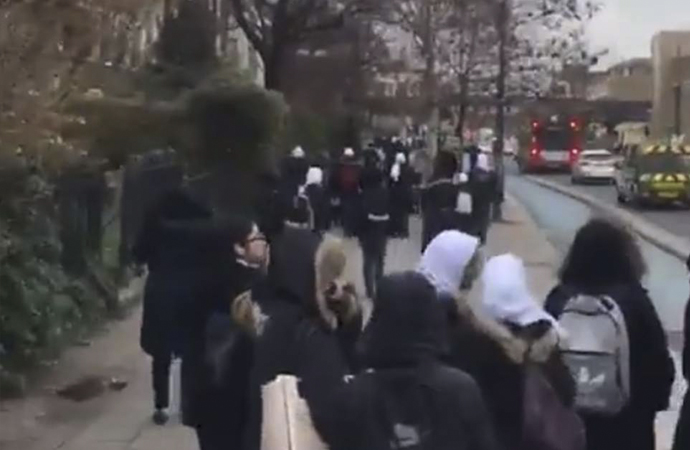 Londra’da Müslüman kız öğrencilere yönelik ırkçı video tepki çekti