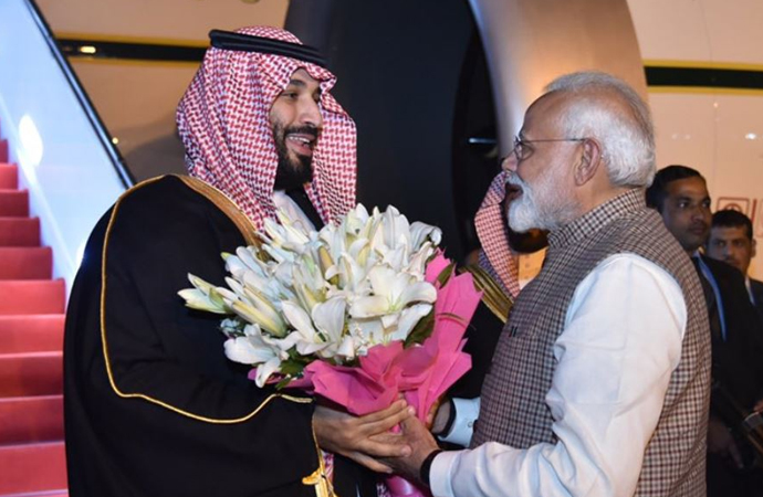 Hindistan Başbakanı, Suudi Prens için protokolü yıktı