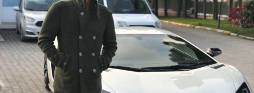 Arabasını, çizilmesin diye cami yoluna park ediyor