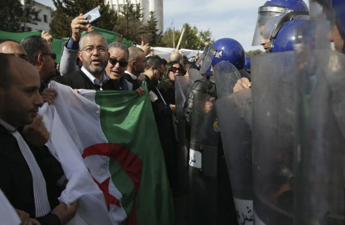 Cezayir’de on binlerce kişi sokaklarda