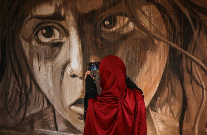 Gazze’de enkazlar arasında sanat