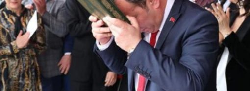 CHP’li Başkan, Kur’an’a el basıp yemin etti