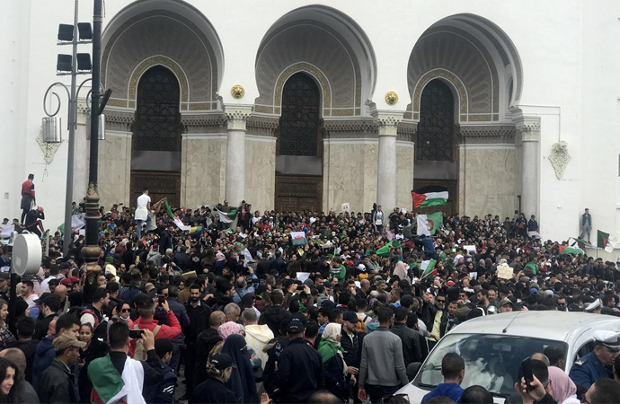 Cezayir’de gösteriler geçiş dönemi liderlerine karşı da devam ediyor