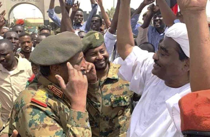 Sudan’ın yeni başkanı el Burhan eylem alanına gitti
