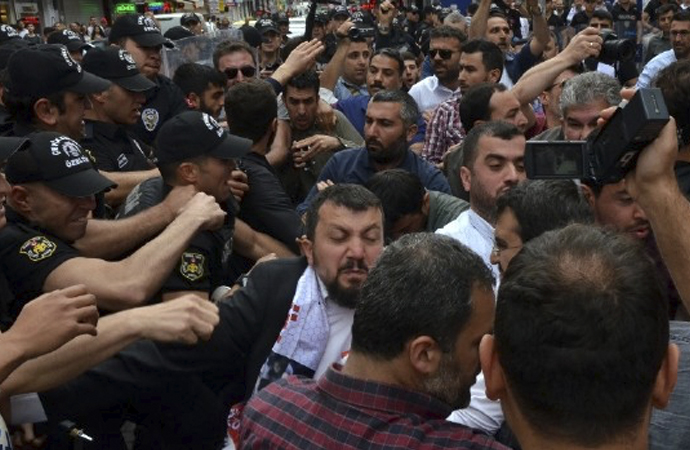Furkan Vakfı davası sonrası yürüyüş yapan gruba polis müdahalesi
