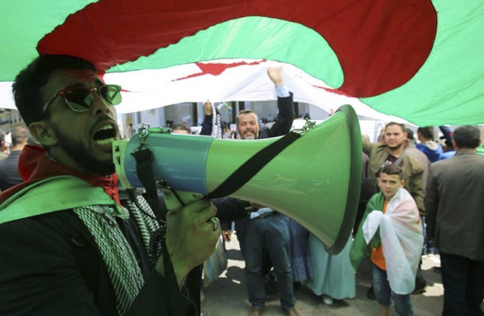 Cezayir’de yönetim konusundaki tartışmalar sürüyor