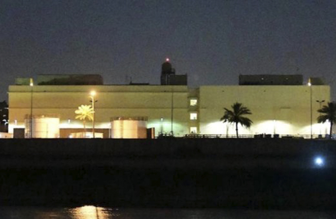Bağdat’ta ABD Büyükelçiliği yakınına füze düştü