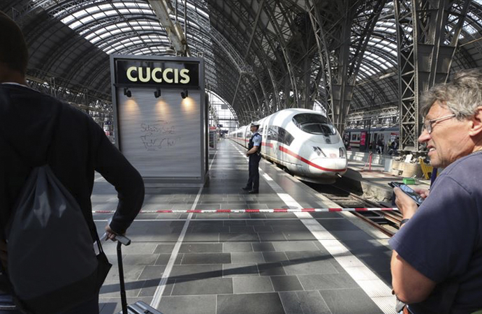 Frankfurt tren garında raylara itilen anne kurtuldu, çocuğu öldü