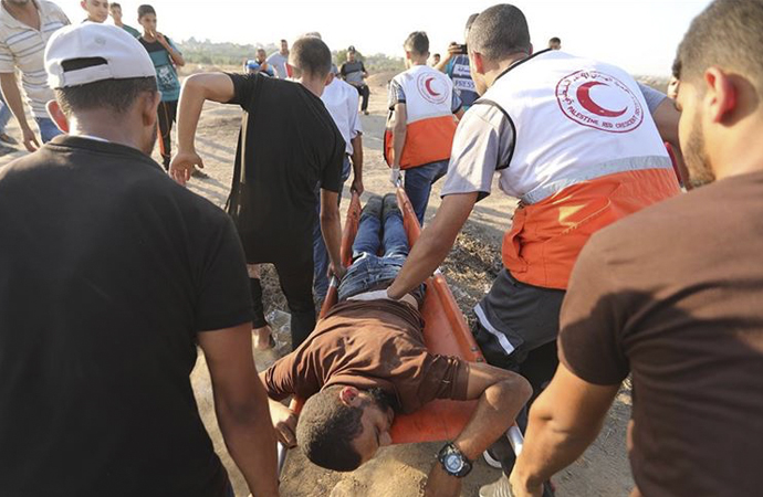 İsrail askerleri Gazze sınırında 122 Filistinliyi yaraladı