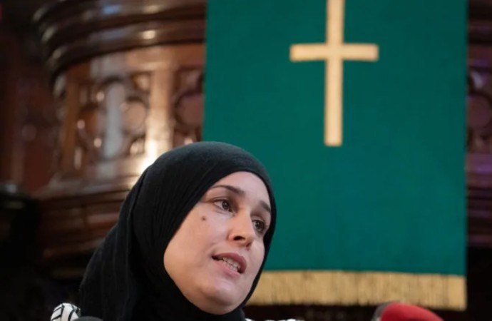 İki Müslüman öğretmen ‘dini sembol’ nedeniyle işten çıkarıldı