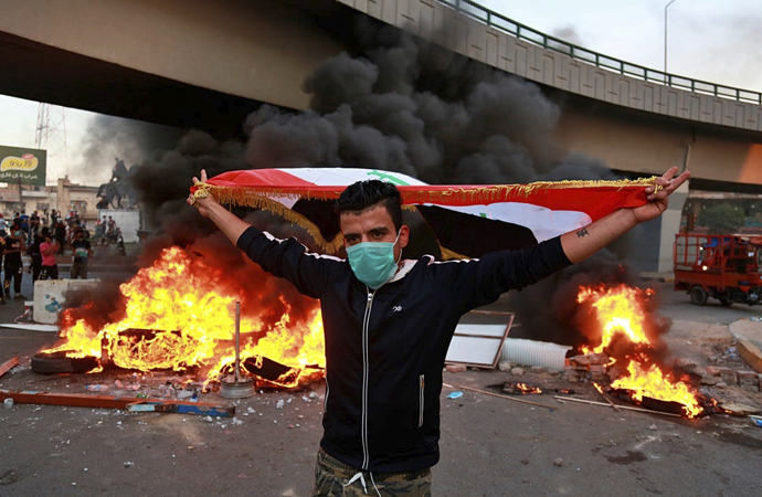 Irak’ta göstericiler 3 milletvekilinin evini ateşe verdi