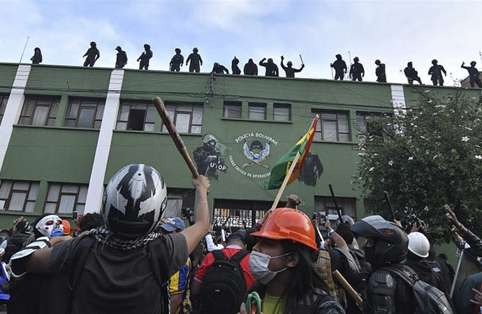 Bolivya’da polisler protestocuların safına geçiyor