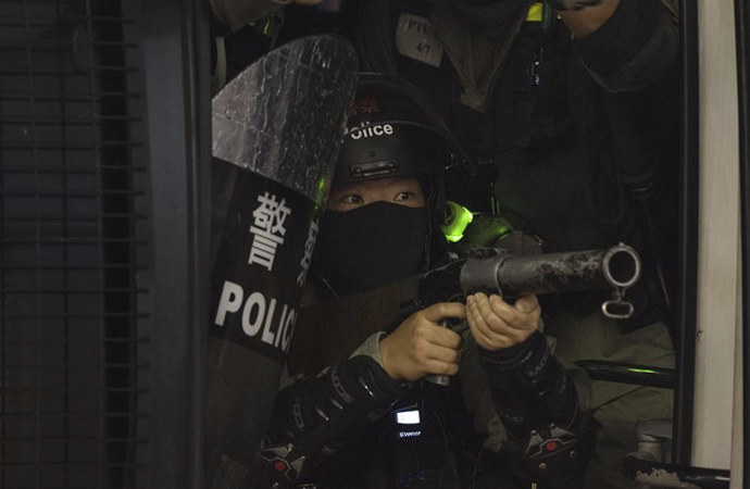 Hong Kong polisi protestoculara gerçek mermi kullandı