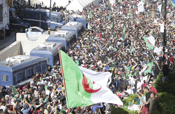 Cezayir’de Buteflika rejimine karşı gösteriler