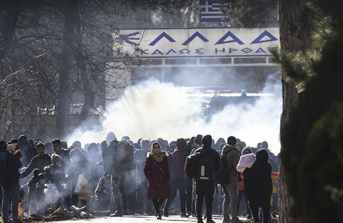 Yunan sınır polisi göçmenlere müdahale etti