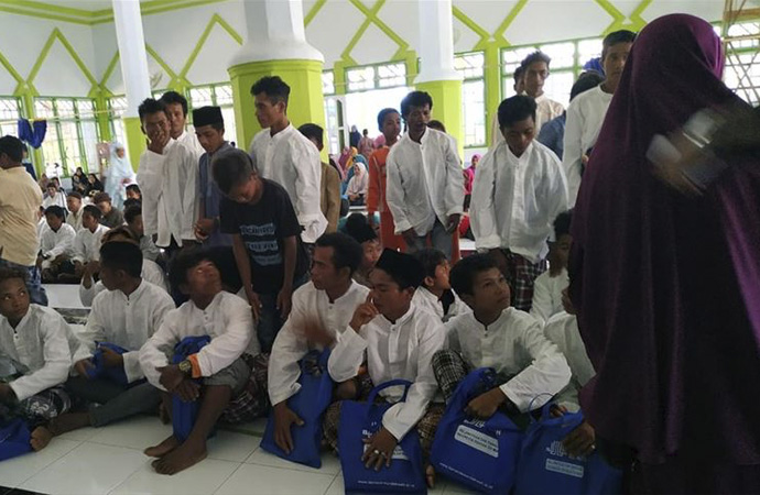 Endonezya’da kabile üyesi 300 kişi topluca Müslüman oldu