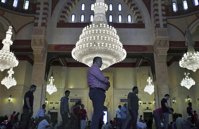 Lübnan’da da cemaatle namaz yasaklandı