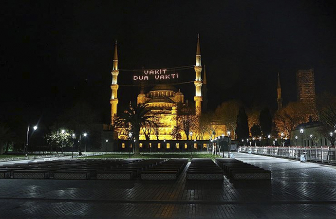 İstanbul’da iftarda dolup taşan meydanlar boş kaldı