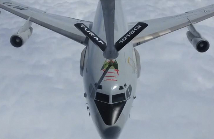 NATO’ya ait AWACS uçağına Romanya üzerinde yakıt ikmali