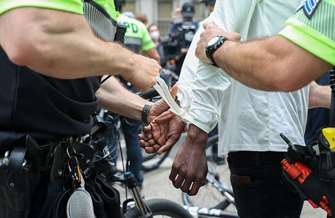ABD’de bir siyahinin boğazını sıkan polis açığa alındı