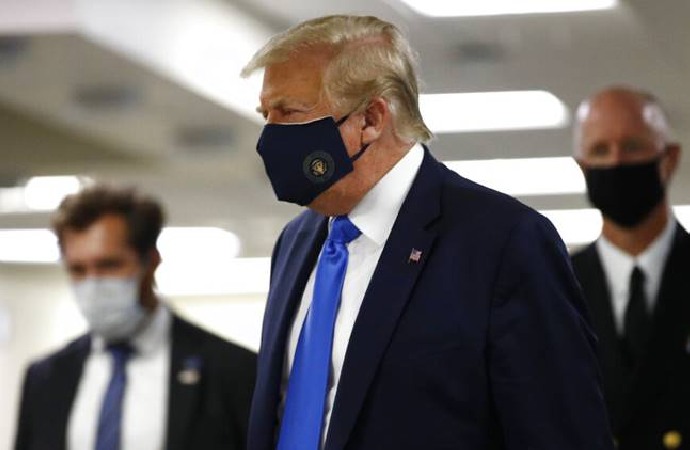 Trump ilk defa maske taktı