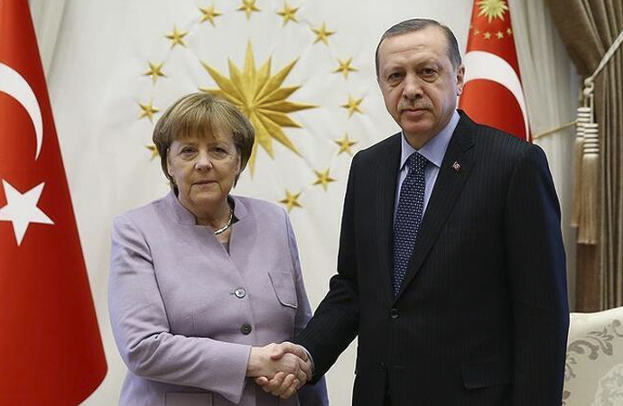 Erdoğan, Almanya Başbakanı Merkel’le telefonda görüştü