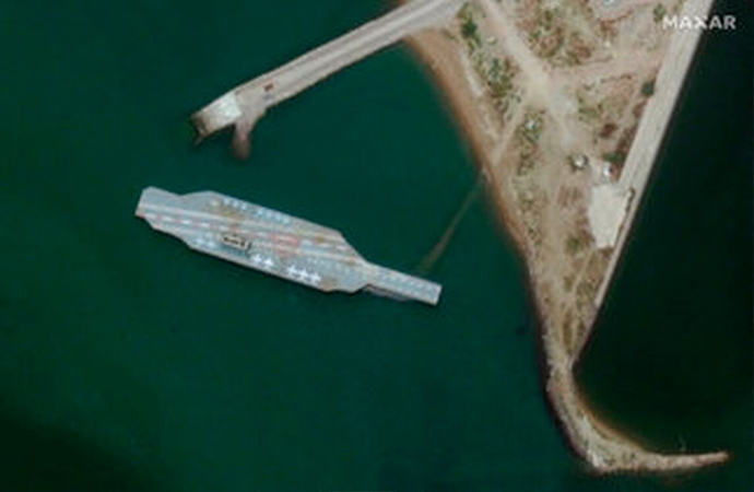İran’dan sahte ABD uçak gemisiyle gövde gösterisi