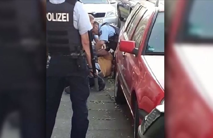 Almanya’da, şiddet uygulayan 3 polise görevden uzaklaştırma