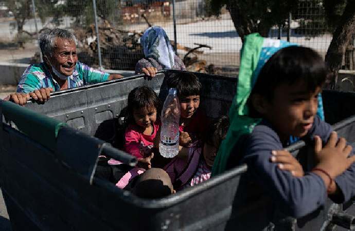 Midilli’de yanan mülteci kampındaki 400 çocuğa talip çıktı!