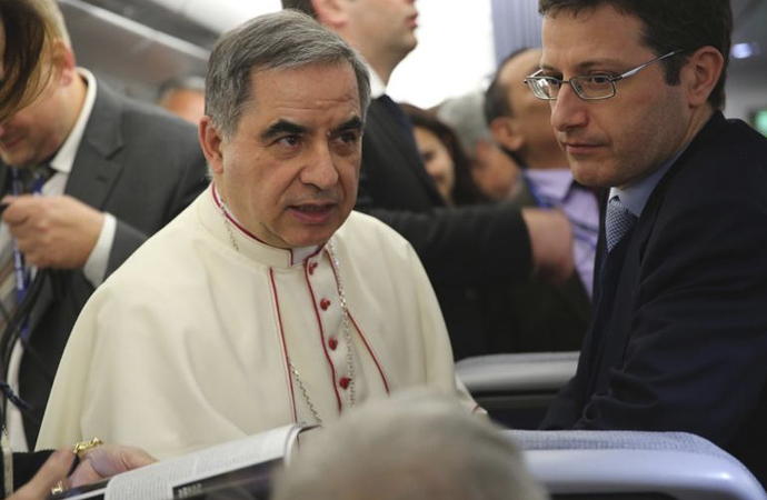 Vatikan’da üst düzey görevlerde bulunan bir kardinal istifa etti