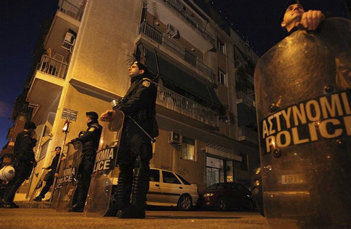 Türkiye büyükelçiliğine yürümek isteyen DHKP-C yanlıları polisle çatıştı