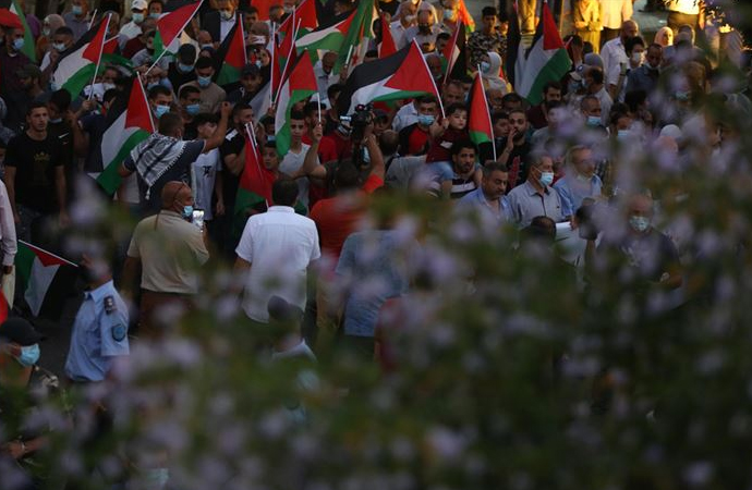 BAE ve Bahreyn halkları İsrail’le anlaşmaya karşı