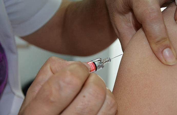Almanya’dan getirilen kovid aşısı gönüllülere uygulanmaya başlandı