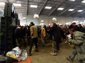 Fransa’da jandarma baskınına rağmen kaçak yılbaşı partisi iki gündür devam ediyor