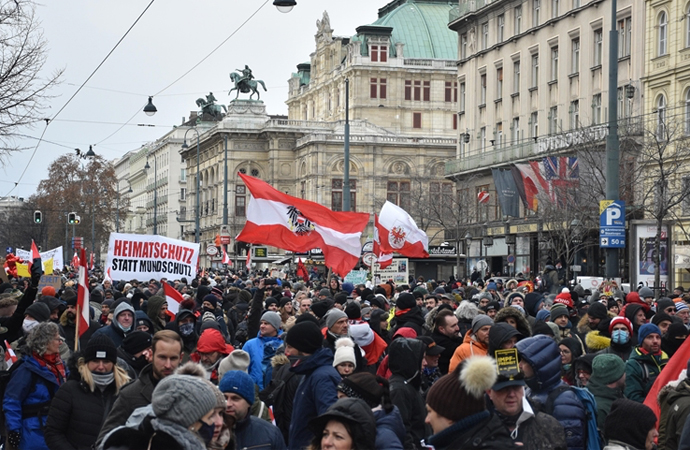 Avusturya’da pandemi önlemlerine büyük protesto