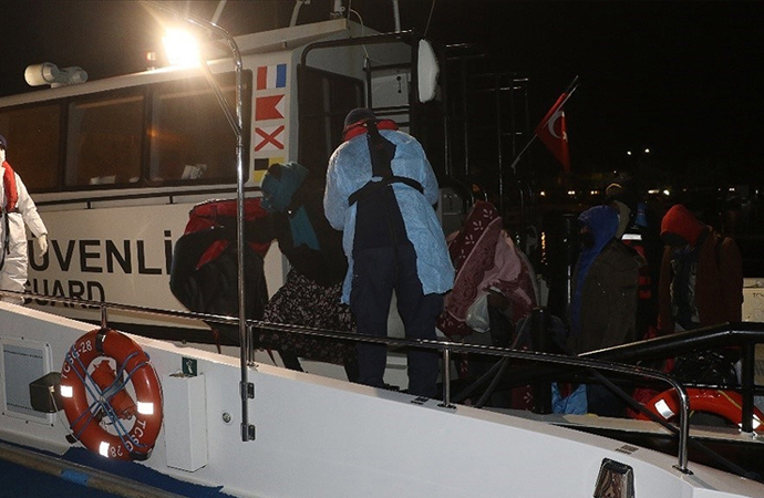 Ayvalık açıklarında lastik bottaki 38 sığınmacı kurtarıldı