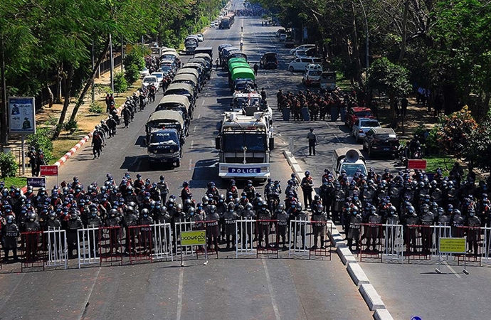Myanmar’da asker sokaklarda devriyeye başladı