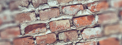 Yaslandığın Duvar Üstüne Göçerse!